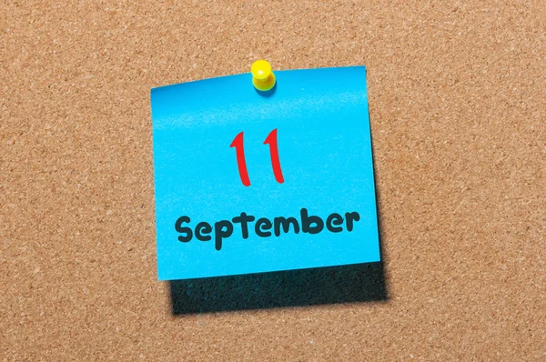 11th Σεπτεμβρίου. Ημέρα 11 του μήνα, χρώμα αυτοκόλλητο ημερολόγιο στον πίνακα ανακοινώσεων. Φθινοπωρινό χρόνο. Κενός χώρος για κείμενο — Φωτογραφία Αρχείου