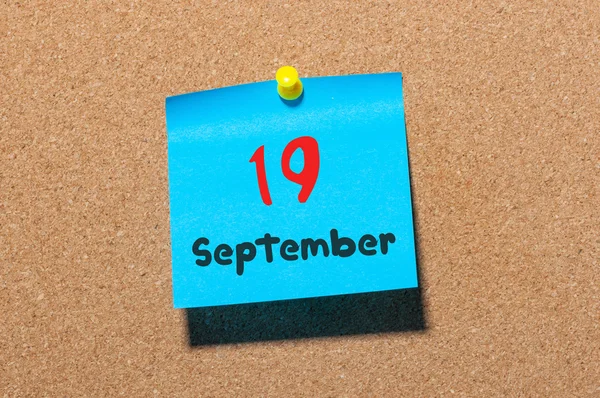 19 Σεπτεμβρίου. Ημέρα 19 του μήνα, χρώμα αυτοκόλλητο ημερολόγιο στον πίνακα ανακοινώσεων. Φθινοπωρινό χρόνο. Κενός χώρος για κείμενο — Φωτογραφία Αρχείου
