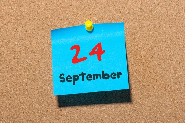 24 September. Hari 24 bulan, warna stiker kalender pada papan pengumuman. Musim gugur tiba. Ruang kosong bagi teks — Stok Foto