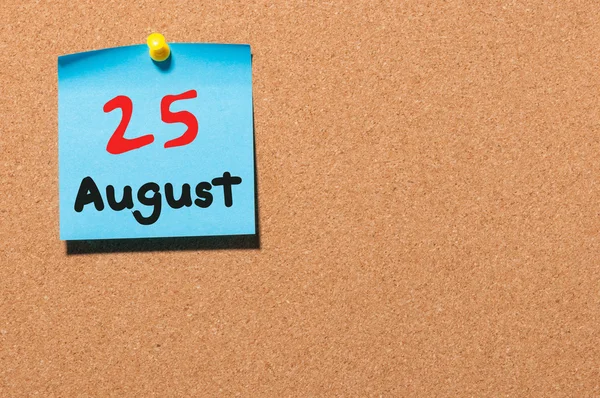 Le 25 août. Jour 25 du mois, calendrier autocollant couleur sur le tableau d'affichage. L'heure d'été. Espace vide pour le texte — Photo