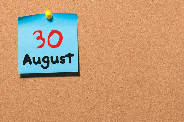 Στις 30 Αυγούστου. Ημέρα 30 του μήνα, χρώμα αυτοκόλλητο ημερολόγιο στον πίνακα ανακοινώσεων. Θερινή ώρα. Κενός χώρος για κείμενο — Φωτογραφία Αρχείου