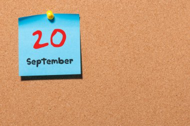20 Eylül. Ayın 20.günü, bildirim panosunda renkli etiket takvimi. Sonbahar zamanı. Metin için boş alan