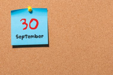 30 Eylül. Gün 30 ay, bildirim panosunda renk etiket takvimi. Sonbahar zamanı. Metin için boş alan