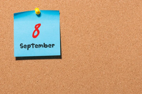 8. september. Månedens dag, farge klistremerke-kalender på oppslagstavle. Nå er det høst. Tomt rom for tekst – stockfoto
