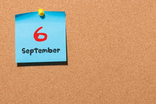 6 de septiembre. Día 6 del mes, calendario de pegatinas de color en el tablero de anuncios. Tiempo de otoño. Espacio vacío para texto — Foto de Stock