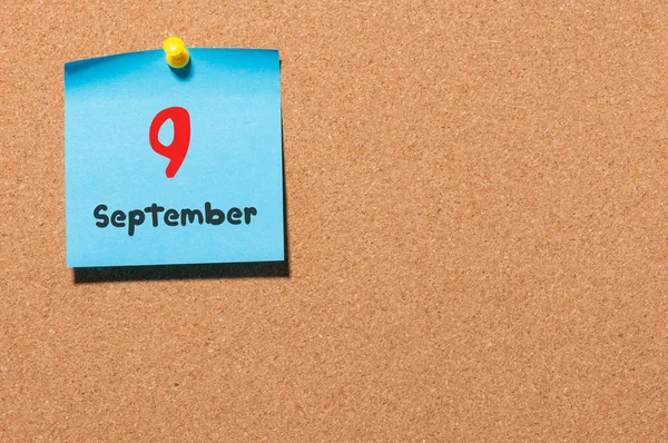 9 de septiembre. Día 9 del mes, calendario de pegatinas de color en el tablero de anuncios. Tiempo de otoño. Espacio vacío para texto — Foto de Stock