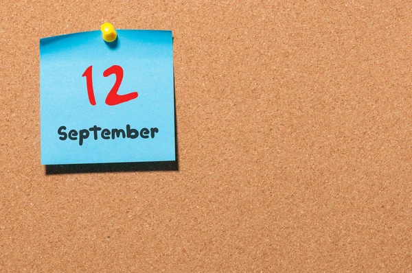 12 de septiembre. Día 12 del mes, calendario de pegatinas de color en el tablero de anuncios. Tiempo de otoño. Espacio vacío para texto — Foto de Stock