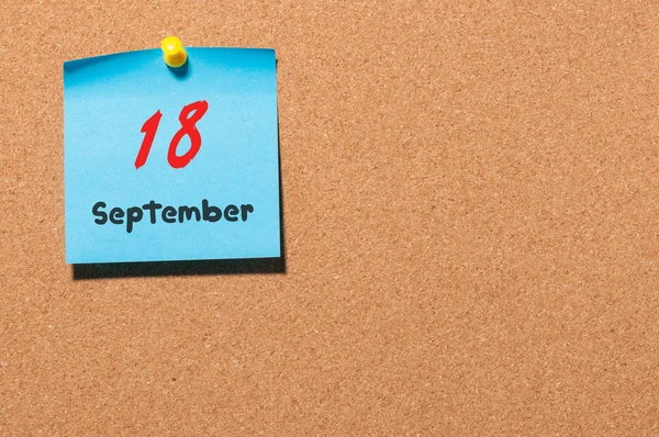 18 de septiembre. Día 18 del mes, calendario de pegatinas de color en el tablero de anuncios. Tiempo de otoño. Espacio vacío para texto — Foto de Stock