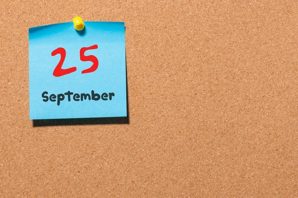 25 de septiembre. Día 25 del mes, calendario de pegatinas de color en el tablero de anuncios. Tiempo de otoño. Espacio vacío para texto — Foto de Stock