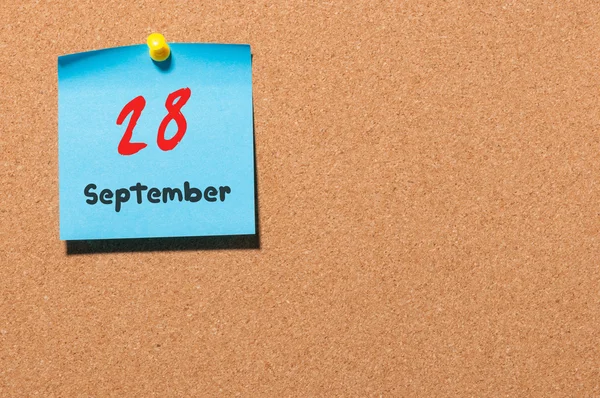 28 de septiembre. Día 28 del mes, calendario de pegatinas de color en el tablero de anuncios. Tiempo de otoño. Espacio vacío para texto — Foto de Stock