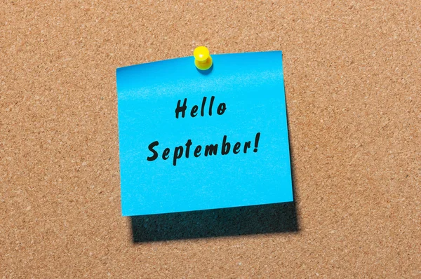 Hello szeptember. kézzel rajzolt betűkkel kék matrica, tűzött a faliújságra — Stock Fotó