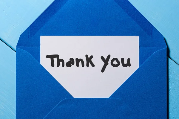 Brief met de woorden dank u op blauwe envelop Stockfoto
