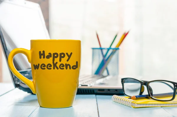 Happy Weekend xícara de café no fundo do escritório ou local de trabalho do estudante. E-learning, conceito de auto-educação — Fotografia de Stock