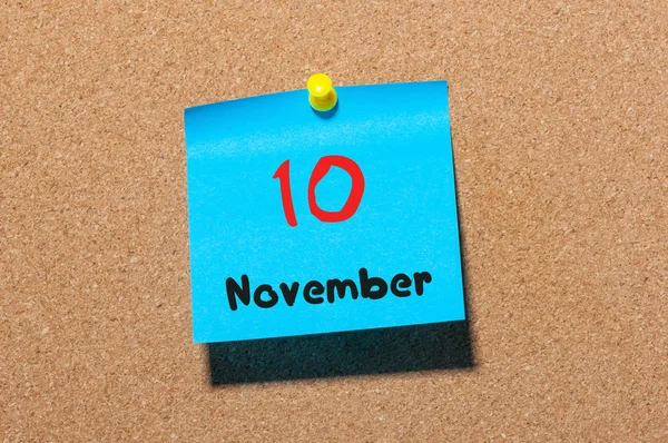 10 november. Dag 10 i månaden, färg klistermärke kalender på anslagstavla. Höst tid. Tomt utrymme för text — Stockfoto