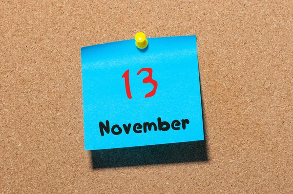 13 listopada. Dzień 13 miesiąca, kolorowy kalendarz naklejki na tablicy ogłoszenia. Czas jesienny. Puste miejsce na tekst — Zdjęcie stockowe