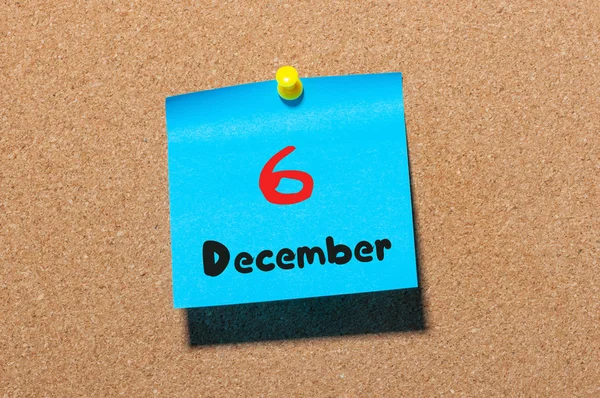 6 de Dezembro. Dia 6 do mês, Calendário na placa de aviso de cortiça. Hora de Inverno. Espaço vazio para texto — Fotografia de Stock