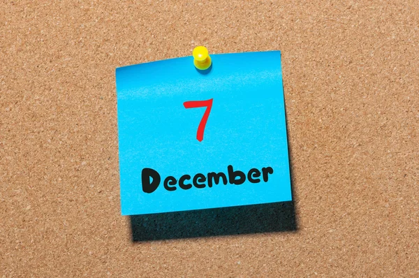 7 de Dezembro. Dia 7 do mês, Calendário na placa de aviso de cortiça. Hora de Inverno. Espaço vazio para texto — Fotografia de Stock