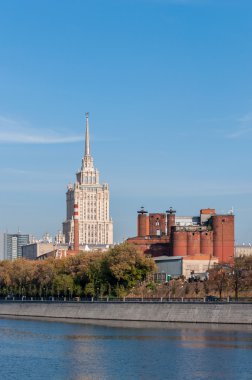 Evde bir kulenin Sovyet kere. Moskova Nehri dolgu