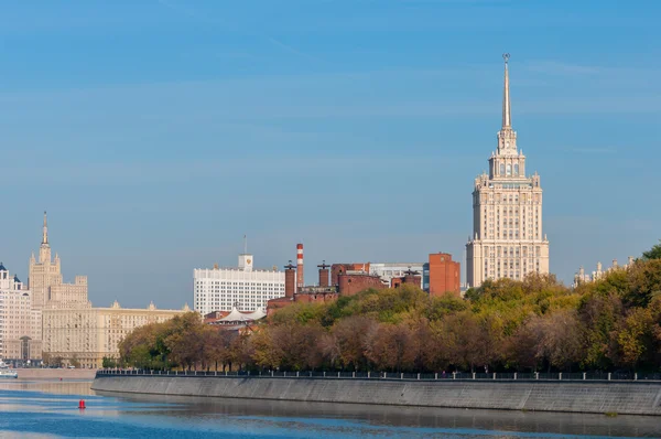 Moskou-Rivier dijk. Witte huis. Moscow, Rusland — Stockfoto