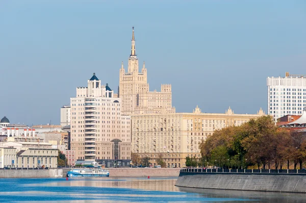 Moskou-Rivier dijk. Witte huis. Moscow, Rusland — Stockfoto