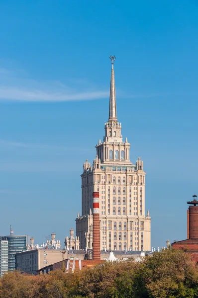 Huis met een spits Sovjet keer op Moskva-rivier Dijk — Stockfoto