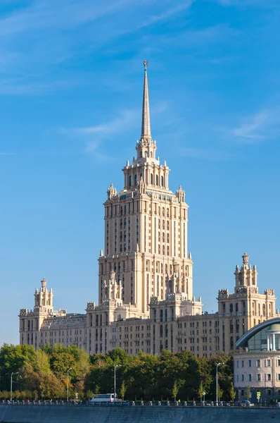 House with a spire Soviet times on Moskva River embankment — Stock Photo, Image