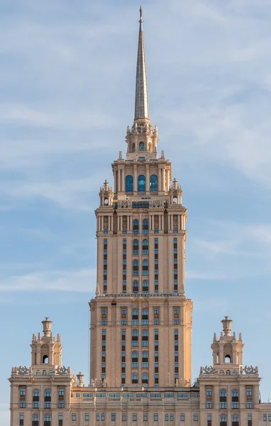 House with a spire Soviet times on Moskva River embankment — Stock Photo, Image