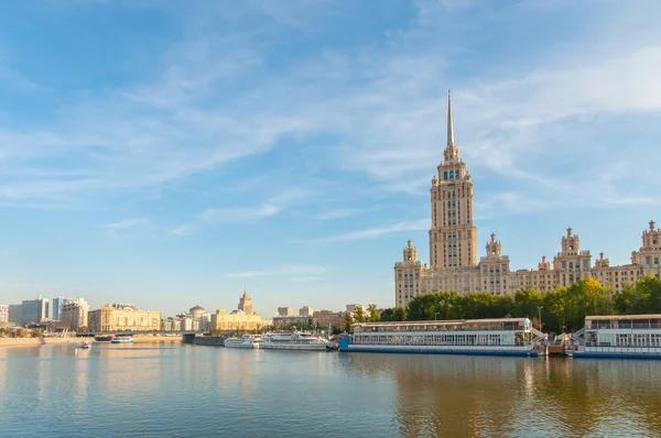 House with a spire Soviet times on Moskva River embankment — Stock Photo, Image