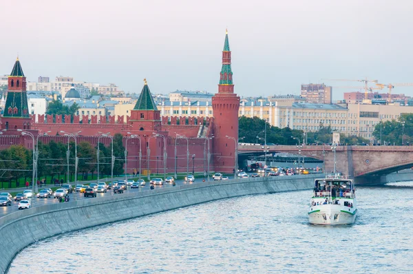 मॉस्को नदीवर क्रेमलिन आणि जहाजाच्या लाल भिंती — स्टॉक फोटो, इमेज