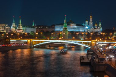 Akşam Moskova'da. Kremlin ve ışıklar tarafından aydınlatılmış köprü gece görünümü.