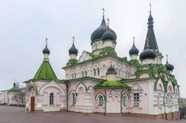 Pokrovsky Manastırı, yeşil bir çatı ve siyah kubbe ile Ortodoks katedrali. Ukrayna - Kiev başkenti. — Stok fotoğraf