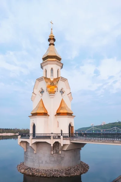 Hauptstadt der Ukraine - Kyiw. Heiligennikolaus auf dem Wasser, alter Damm und Havanskyj-Brücke — Stockfoto