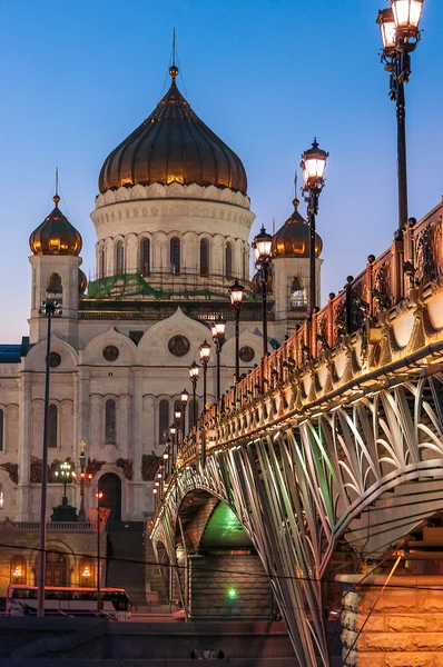 Catedral em Moscovo. Ponte esculpida com lanternas — Fotografia de Stock