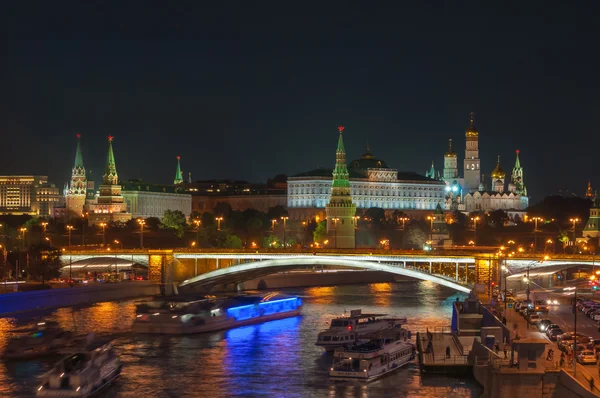 Akşam Moskova'da. Kremlin ve ışıklar tarafından aydınlatılmış köprü gece görünümü.