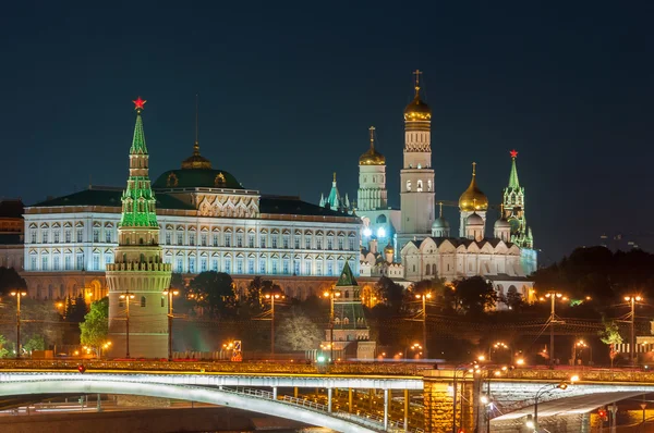 Evening in Moscow. Night view of the Kremlin and bridge illuminated by lights. — Stock Photo, Image