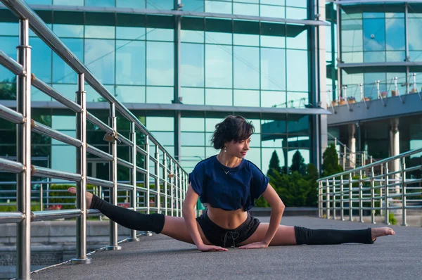 Girl sitting on the splits. Dance outdoor — Stock Photo, Image