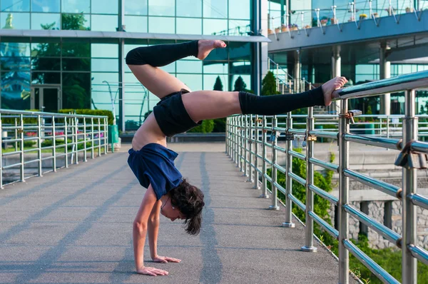 Girl stands on the hands, upside down. Acrobatics, ballet, dance — Stock Photo, Image