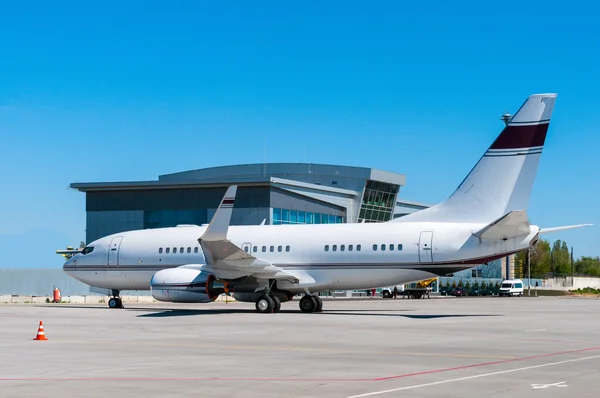 Vliegtuig verblijf in luchthaven — Stockfoto