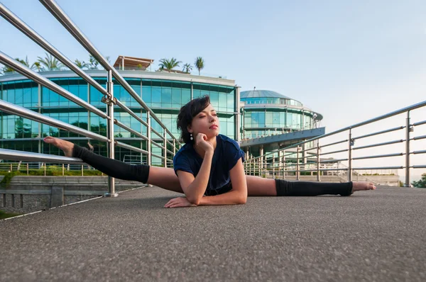 Girl sitting on the splits. Dance outdoor — Stock Photo, Image