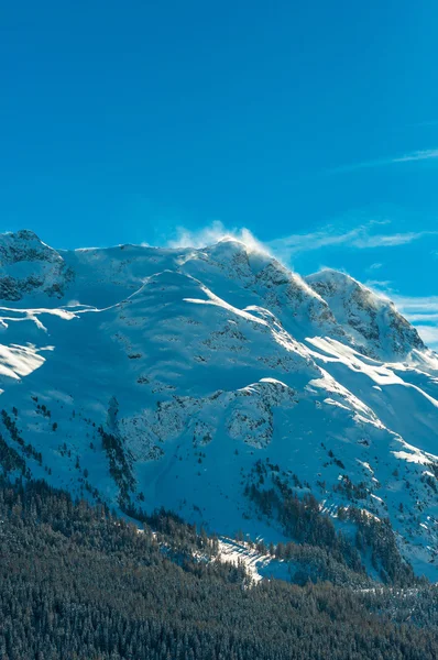 Alpine Alpen berglandschap in St Moritz. Mooie Winters aanblik op zonnige dag. — Stockfoto