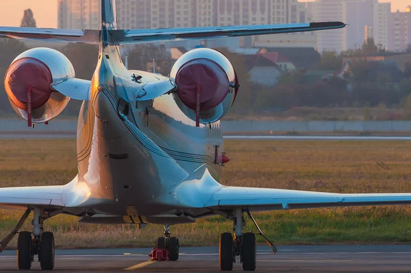 Jet de negocios en el delantal de los aviones. Amanecer en el aeropuerto — Foto de Stock