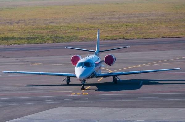 Business jet. Letadlo pobytu na letišti. — Stock fotografie