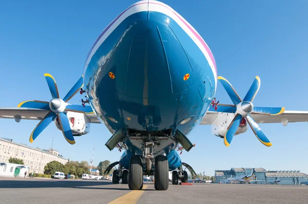 Avión turbohélice para líneas pequeñas y medianas. Vista desde abajo. de cerca — Foto de Stock