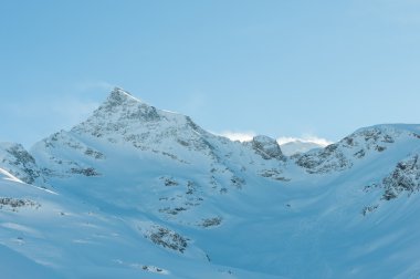 Soelden, Alp Alp dağ manzarası. Güneşli güzel kış görünümü.