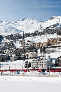 Kışın dağ Kayak Merkezi. St. Moritz adlı tren istasyonu.
