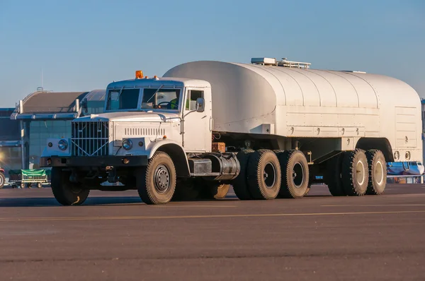 Witte vrachtwagen tank op de luchthaven — Stockfoto