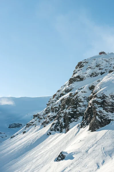 Alpesi hegyi táj Alpok Soelden. Gyönyörű téli kilátás napsütéses napon. — Stock Fotó