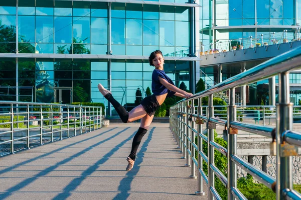 Ballerina dancing in casual clothes standing on tiptoes. Acrobatics, ballet, dance. Outdoor — Stock Photo, Image