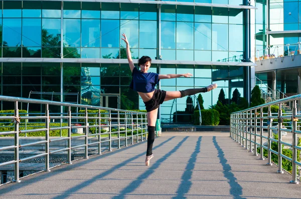 Ballerina dancing in casual clothes standing on tiptoes. Acrobatics, ballet, dance. Outdoor — Stock Photo, Image