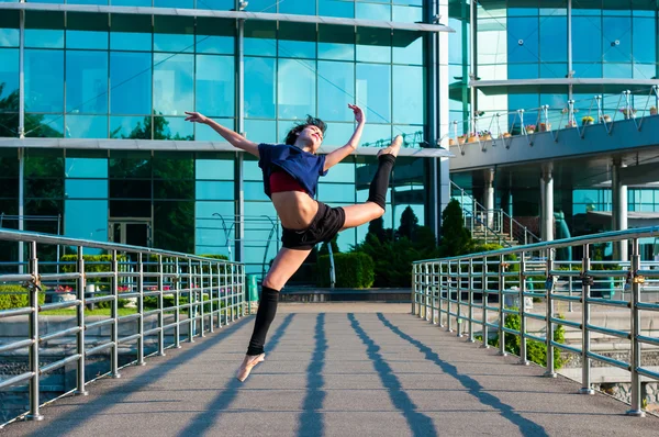 Ballerina dancing in casual clothes jumping on tiptoes. Acrobatics, ballet, dance. Outdoor — Stock Photo, Image